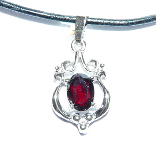 Einzelstück, filigraner Granat-Anhänger aus 835 Silber mit einem ovalen, funkelnd facettierten Almandin-Granat im typischen Weinrot, sicher gehalten in einem 4-Krapper-Chaton, floral umrahmt von Schnörkeln + Kugeln, Art Deco um 1920 - Nur erhältlich bei www.danilogold-shop.de