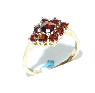 Vintage-Einzelstück, Granatring aus 333 Gold, 9 Steine mit dem Finger mitlaufend bilden eine Rautenform, facettierte, runde, handgeschliffene Böhmische Altschliff-Granate in Krappenfassungen, Ringweite 54, Art Deco um 1930 - Goldschmiede Danilo
