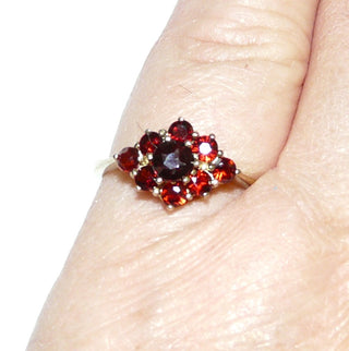 Vintage-Einzelstück, Granatring aus 333 Gold, 9 Steine mit dem Finger mitlaufend bilden eine Rautenform, facettierte, runde, handgeschliffene Böhmische Altschliff-Granate in Krappenfassungen, Ringweite 54, Art Deco um 1930 - Goldschmiede Danilo