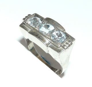 Vintage-Einzelstück, Herrenring aus 835 Silber poliert, mit 3 zart hellblauen, funkelnd facettierten, runden Aquamarin-Repliken, nebeneinander angeordnet quer zum Finger im Pavé gefaßt, Ringweite 57, Art Deco um 1930 - Goldschmiede Danilo