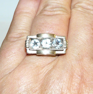Vintage-Einzelstück, Herrenring aus 835 Silber poliert, mit 3 zart hellblauen, funkelnd facettierten, runden Aquamarin-Repliken, nebeneinander angeordnet quer zum Finger im Pavé gefaßt, Ringweite 57, Art Deco um 1930 - Goldschmiede Danilo