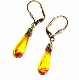 Einzelstücke, Vintage-Ohrhänger mit je einem transparenten, honigfarbenen Bernstein-Pendel mit dunklen Linsen-Einschlüssen im dicken Teil der Pendel, tropfenförmig, Gold-Doublé, Gesamtlänge ca. 40 mm, Art Deco um 1930 - Vintage-Schmuck nur im Onlineshop von danilogold!