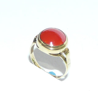 Vintage-Einzelstück, Art Deco Korallenring aus 333 Gold poliert mit einer runden Mittelmeerkoralle 10 mm in einem kräftigen leuchtend rot, Zarge mit Spiegelrand, gerade Seitenteile die nach innen gebogen sind, Zarge erhaben über dem Luftschnitt der Fingerauflage, Handarbeit, Ringweite 52,5, um 1935 -&nbsp; Goldschmiede Danilo