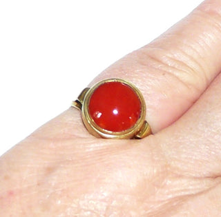 Vintage-Einzelstück, Art Deco Korallenring aus 333 Gold poliert mit einer runden Mittelmeerkoralle 10 mm in einem kräftigen leuchtend rot, Zarge mit Spiegelrand, gerade Seitenteile die nach innen gebogen sind, Zarge erhaben über dem Luftschnitt der Fingerauflage, Handarbeit, Ringweite 52,5, um 1935 -&nbsp; Goldschmiede Danilo