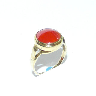 Vintage-Einzelstück, Art Deco Korallenring aus 333 Gold poliert mit einer runden Mittelmeerkoralle 10 mm in einem kräftigen leuchtend rot, Zarge mit Spiegelrand, gerade Seitenteile die nach innen gebogen sind, Zarge erhaben über dem Luftschnitt der Fingerauflage, Handarbeit, Ringweite 52,5, um 1935 -&nbsp; Goldschmiede Danilo