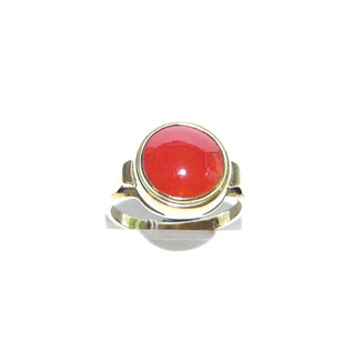 Vintage-Einzelstück, Art Deco Korallenring aus 333 Gold poliert mit einer runden Mittelmeerkoralle 10 mm in einem kräftigen leuchtend rot, Zarge mit Spiegelrand, gerade Seitenteile die nach innen gebogen sind, Zarge erhaben über dem Luftschnitt der Fingerauflage, Handarbeit, Ringweite 52,5, um 1935 -&nbsp; Goldschmiede Danilo