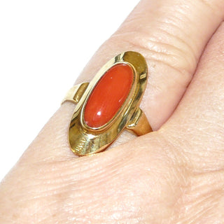 Vintage-Einzelstück, Art Deco Korallenring aus 333 Gold mit einer roten, langovalen Mittelmeerkoralle 13mm x 6mm, breiter Spiegelrand & Zargenfassung, Seitenteile, Ringweite 51, um 1930 - Goldschmiede Danilo