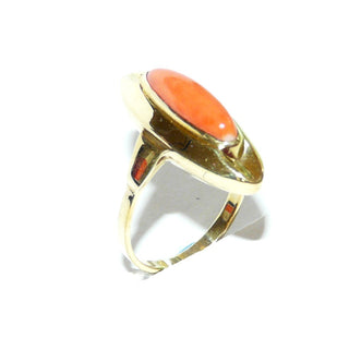 Art Deco Einzelstück, Korallenring aus 333 Gold mit einem spitz-langovalen Korallen-Cabochon ca. 15,5 x 5,7mm, natürliche Mittelmeerkoralle lachsrot, breiter Spiegel mit Kehle, Zarge, darunter konische Zarge zur extraverbreiten Fingerauflage, Ringweite 54, um 1930 - Goldschmiede Danilo