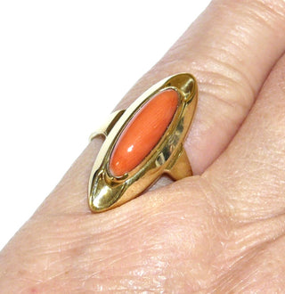 Art Deco Einzelstück, Korallenring aus 333 Gold mit einem spitz-langovalen Korallen-Cabochon ca. 15,5 x 5,7mm, natürliche Mittelmeerkoralle lachsrot, breiter Spiegel mit Kehle, Zarge, darunter konische Zarge zur extraverbreiten Fingerauflage, Ringweite 54, um 1930 - Goldschmiede Danilo