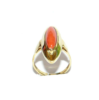 Art Deco Einzelstück, Korallenring aus 333 Gold mit einem spitz-langovalen Korallen-Cabochon ca. 15,5 x 5,7mm, natürliche Mittelmeerkoralle lachsrot, breiter Spiegel mit Kehle, Zarge, darunter konische Zarge zur extraverbreiten Fingerauflage, Ringweite 54, um 1930 - Goldschmiede Danilo