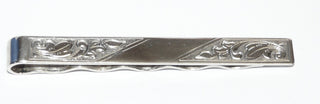 Einzelstück, handgravierte Krawattenklemme / Krawattennadel aus 835 Silber, floral mit Schnörkeln graviert, eine Gravurfläche in der Mitte, Länge 65,5 mm, Art Deco um 1930