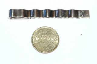 Einzelstück, handgravierte Krawattenklemme / Krawattennadel aus 835 Silber, floral mit Schnörkeln graviert, eine Gravurfläche in der Mitte, Länge 65,5 mm, Art Deco um 1930