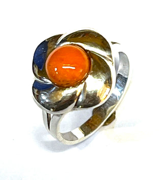Einzelstück, Vintage-Ring "Blüte" aus Silber mit einem runden roten Korallen-Cabochon, vierteilige Symmetrie des Art Deco, Oberteil ca. 15 mm x 15 mm, Ringweite 51,5, um 1930 - Vintage-Schmuck nur im Onlineshop von danilogold!