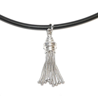 antikes Einzelstück, Vintage-Anhänger aus Fuchsschwanz-Ketten-Fäden in Form einer Troddel / Quaste aus 835 Silber, gehalten in einem getreppten / gestuften Tönnchen mit feinen Verzeirungen, Länge ca. 40 mm mit Schlaufe, um 1925-1930. - Unikate und Pretiosen nur erhältlich im Onlineshop der Goldschmiede Danilo!