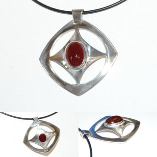 antikes Einzelstück, Handarbeit, Anhänger aus 900 Silber mit einem ovalen rotbraunen Karneol-Cabochon, Modestein der Zeit, A jour Arbeit, Durchbrüche für Leichtigkeit, ca. 53 mm x 49 mm mit Schlaufe, um 1930 - 	Handgefertigtes Unikat! Nur im Onlineshop von Juwelier & Goldschmiede Danilo!