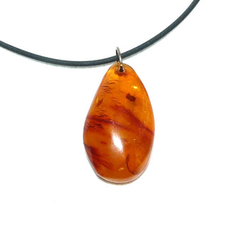 handpoliertes Einzelstück, opaker Vintage-Bernstein-Anhänger, kleiner Tropfen zur Spitze hin transparente, in mittlerem Honig-orange mit dunklen, schlierenartigen, schönen Einschlüssen, Rückseite abgeflacht, Schlaufe aus Gold-Doublé, Art Deco um 1930