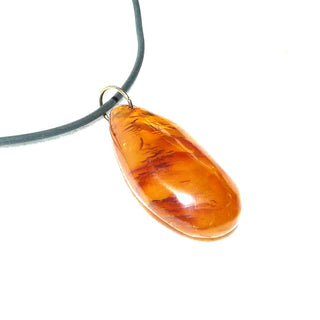 handpoliertes Einzelstück, opaker Vintage-Bernstein-Anhänger, kleiner Tropfen zur Spitze hin transparente, in mittlerem Honig-orange mit dunklen, schlierenartigen, schönen Einschlüssen, Rückseite abgeflacht, Schlaufe aus Gold-Doublé, Art Deco um 1930