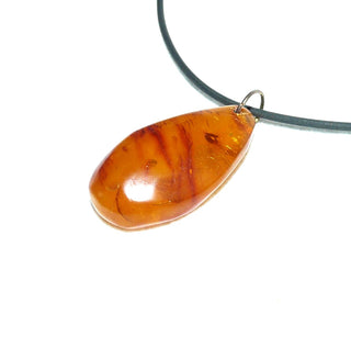 handpoliertes Einzelstück, opaker Vintage-Bernstein-Anhänger, kleiner Tropfen zur Spitze hin transparente, in mittlerem Honig-orange mit dunklen, schlierenartigen, schönen Einschlüssen, Rückseite abgeflacht, Schlaufe aus Gold-Doublé, Art Deco um 1930