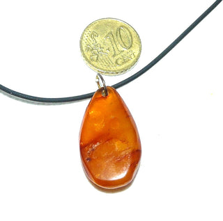 handpoliertes Einzelstück, opaker Vintage-Bernstein-Anhänger, kleiner Tropfen zur Spitze hin transparente, in mittlerem Honig-orange mit dunklen, schlierenartigen, schönen Einschlüssen, Rückseite abgeflacht, Schlaufe aus Gold-Doublé, Art Deco um 1930