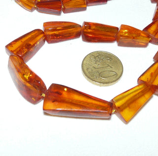 Handgeschliffenes Einzelstück aus dem Art Deco, Vintage-Bernstein-Kette aus polierten flachen Triangeln mit schönen Einschlüssen, Verlauf ungeknotet aufgefädelt, mittleres Cognac-orange, mit einem Verschluß aus Silber, Gesamtlänge 70 cm, um 1920 - Vintage-Schmuck nur im Onlineshop von danilogold!