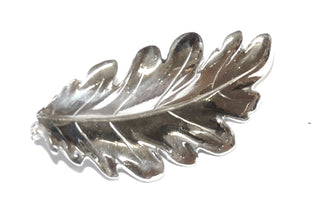 antikes Unikat, Handarbeit, getriebene Vintage-Brosche in Form eines Eichenblattes, Jagd- und Trachtenschmuck aus der Spätphase des Art Deco, schön detaillegetreu plastisch ausgearbeitet in 835 Silber, Länge ca. 48,3 mm, um 1925 - Unikatschmuck nur erhältlich im Onlineshop von Juwelier & Goldschmiede Danilo! 