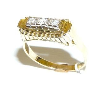 Vintage Einzelstück, Diamantring, Antragsring, Verlobungsring aus 585 Gelbgold Trilogie mit 3 funkelnden Diamanten im Achtkantschliff von zusammen 0,05 Karat, sicher in 3 Quadraten in einer Reihe aus Weißgold eingefaßt, ein geometrischer Steinteppich typisch für die Zeit, Ringweite 62, poliert, Art Deco um 1930 - Vintage-Schmuck nur im Onlineshop von danilogold!