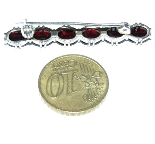 Einzelstück, Vintage-Granat-Brosche, Stabnadel aus 800 Silber bestehend aus 6 ovalen, facettierten Böhmischen Granaten in schönem Granat-Rot, in Krappenfassungen in Reihe gearbeitet, ca. 4,3 cm lang, Kugelsicherung, Art Deco um 1930 - Vintage-Schmuck nur im Onlineshop von danilogold!