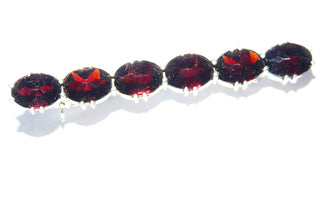 Einzelstück, Vintage-Granat-Brosche, Stabnadel aus 800 Silber bestehend aus 6 ovalen, facettierten Böhmischen Granaten in schönem Granat-Rot, in Krappenfassungen in Reihe gearbeitet, ca. 4,3 cm lang, Kugelsicherung, Art Deco um 1930 - Vintage-Schmuck nur im Onlineshop von danilogold!