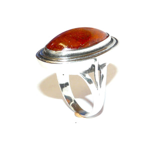 antikes Einzelstück, handgearbeiteter Vintage-Ring aus 925 Silber mit einem orange-braunen, lang-ovalen, natürlichen Bernstein, umrandet mit einem Silberspiegel / Doppelzarge, in den Tiefen geschwärzt, Oberteil ca. 26,2 mm x 18,6 mm, Ringweite 56, um 1940 - Unikate und Pretiosen nur erhältlich im Onlineshop der Goldschmiede Danilo!