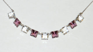 antikes Einzelstück, zartes Mittelteil-Collier aus Silber, Kette im feinen Ankermuster mit 9 quadratischen, funkelnd facettierten, transparenten Quadraten in lila & farblos im Wechsel, Amethyst- + Diamant-Repliken, zu dieser Zeit "en vogue", Länge 39 cm, um 1920 - Vintage-Schmuck nur im Onlineshop von danilogold!
