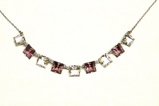 antikes Einzelstück, zartes Mittelteil-Collier aus Silber, Kette im feinen Ankermuster mit 9 quadratischen, funkelnd facettierten, transparenten Quadraten in lila & farblos im Wechsel, Amethyst- + Diamant-Repliken, zu dieser Zeit "en vogue", Länge 39 cm, um 1920 - Vintage-Schmuck nur im Onlineshop von danilogold!
