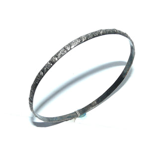 schmales Vintage-Einzelstück, Trachtenarmreifen, Stapelarmreif aus massiv 835 Silber matt, in den Tiefen geschwärzt, rund, umlaufendes florales Muster aus Rosen und Blättern, flacher Querschnitt, 3,6 mm breit, Innenumfang 19,5 cm, ohne Verschluß, Art Deco um 1930 - Goldschmiede Danilo