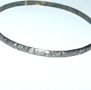 schmales Vintage-Einzelstück, Trachtenarmreifen, Stapelarmreif aus massiv 835 Silber matt, in den Tiefen geschwärzt, rund, umlaufendes florales Muster aus Rosen und Blättern, flacher Querschnitt, 3,6 mm breit, Innenumfang 19,5 cm, ohne Verschluß, Art Deco um 1930 - Goldschmiede Danilo