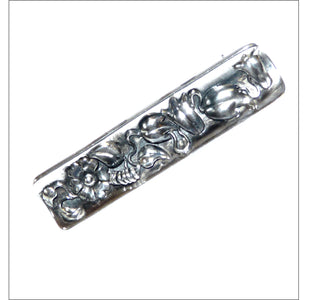antikes Einzelstück, Brosche aus massiv 900 Silber, ein gewölbter Stab verziert mit halbplastischen aufgesetzten Blüten und Blättern, Stabnadel in den Tiefen geschwärzt, ca. 61 mm x 14,8 mm, Jugendstil um 1920 - Unikate und Pretiosen nur erhältlich im Onlineshop der Goldschmiede Danilo!