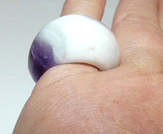 Einzelstück, Ring komplett aus Amethyst geschnitzt in Bandring-Form, pastellfarben in weiß-fliederfarben, Ringweite 56,5 -	Handgefertigtes Unikat! Nur im Danilo Gold Online Shop!
