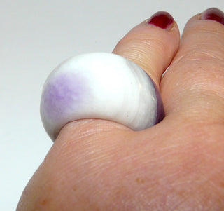 Einzelstück, Ring komplett aus Amethyst geschnitzt in Bandring-Form, pastellfarben in weiß-fliederfarben, Ringweite 56,5 -	Handgefertigtes Unikat! Nur im Danilo Gold Online Shop!
