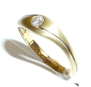 Einzelstück, Brillantring, Antragsring, Verlobungsring, Solitär in geschwungener Bandringform aus 585 Gelbgold mit einem funkelnden Brillant von 0,135 Karat Tw/si, Ringweite 51,5, seidenmatt, verfügt über eine gewisse Leichtigkeit durch den asymmetrischen Luftschnitt - Handgefertigtes Unikat! Nur im Onlineshop von Juwelier & Goldschmiede Danilo!