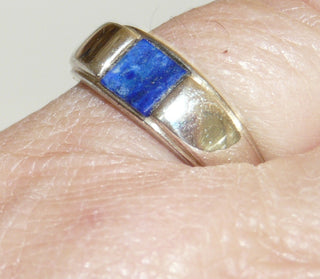 Einzelstück, Bandring aus 925 Silber mit einem leuchtend dunkelblauen Lapislazuli-Rechteck, glatt in die Ringschiene eingelegt, poliert, Ringweite 55,5 -	Nur erhältlich bei www.danilogold-shop.de