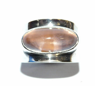 Einzelstück, breiterer Bandring aus 925 Silber mit einem ovalen Rosenquarz-Cabochon quer zum Finger, Ringweite 53 - Nur erhältlich im Onlineshop von Juwelier & Goldschmiede Danilo!
