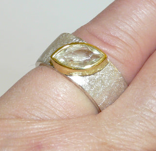 Einzelstück, Bandring, breiter Ring aus 925 Silber mit vergoldeter Zargenfassung mit einem zartgrünen, funkelnd facettierten Prasiolith in Navetteform, innen leicht bombiert, eismattierte breite Ringschiene, Ringweite 51 -	Einzelstücke nur erhältlich bei www.danilogold-shop.de