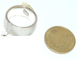 Einzelstück, Bandring, breiter Ring aus 925 Silber mit vergoldeter Zargenfassung mit einem zartgrünen, funkelnd facettierten Prasiolith in Navetteform, innen leicht bombiert, eismattierte breite Ringschiene, Ringweite 51 -	Einzelstücke nur erhältlich bei www.danilogold-shop.de