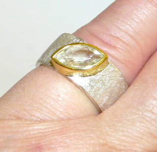Einzelstück, Bandring, breiter Ring aus 925 Silber mit vergoldeter Zargenfassung mit einem zartgrünen, funkelnd facettierten Prasiolith in Navetteform, innen leicht bombiert, eismattierte breite Ringschiene, Ringweite 51 - Einzelstücke nur erhältlich bei www.danilogold-shop.de
