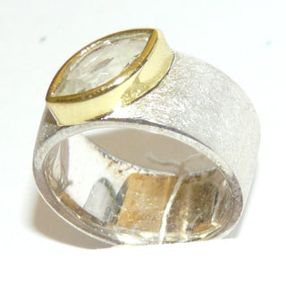 Einzelstück, Bandring, breiter Ring aus 925 Silber mit vergoldeter Zargenfassung mit einem zartgrünen, funkelnd facettierten Prasiolith in Navetteform, innen leicht bombiert, eismattierte breite Ringschiene, Ringweite 51 - Einzelstücke nur erhältlich bei www.danilogold-shop.de