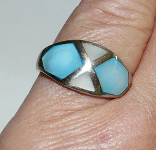 Einzelstück, Bandring aus 925 Silber, weißes + türkis-blaues Perlmutt in geometrischer Anordnung um ein silbernes Kreuz herum glatt in die Ringschiene eingelassen, Ringweite 55,5 -	Nur erhältlich bei www.danilogold-shop.de