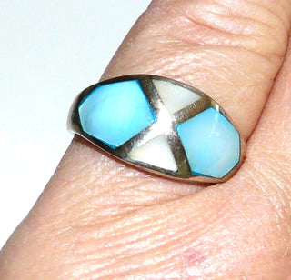 Einzelstück, Bandring aus 925 Silber, weißes + türkis-blaues Perlmutt in geometrischer Anordnung um ein silbernes Andreas-Kreuz herum, glatt in die Ringschiene eingelassenes Perlmutt, Ringweite 55,5 - Nur erhältlich bei www.danilogold-shop.de