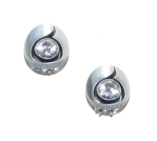 Einzelstücke, Nordform-Design, Bergristall-Ohrclips "kleines Oval" aus 925 Silber, seidenmatt, in den Tiefen geschwärzt, mit je einem funkelnd facettierten, runden Bergkristall. Anlaufgeschützt. Die gesamte skandinavische / finnische Nordform-Kollektion ist so designt, daß fast alle Schmuckstücke miteinander kombinierbar sind. Besonders gut zu diesem Schmuckstück paßt Ring Nord 0031 + Armband Nord 0001. -	Finnlandschmuck bei Goldschmiede Danilo