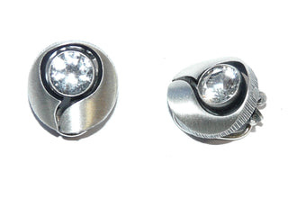 Einzelstücke, Nordform-Design, Bergristall-Ohrclips "kleines Oval" aus 925 Silber, seidenmatt, in den Tiefen geschwärzt, mit je einem funkelnd facettierten, runden Bergkristall. Anlaufgeschützt. Die gesamte skandinavische / finnische Nordform-Kollektion ist so designt, daß fast alle Schmuckstücke miteinander kombinierbar sind. Besonders gut zu diesem Schmuckstück paßt Ring Nord 0031 + Armband Nord 0001. -	Finnlandschmuck bei Goldschmiede Danilo