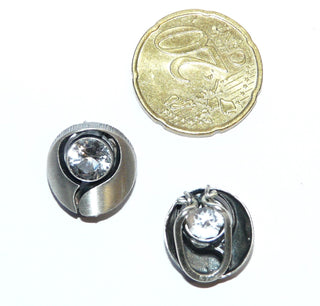 Einzelstücke, Nordform-Design, Bergristall-Ohrclips "kleines Oval" aus 925 Silber, seidenmatt, in den Tiefen geschwärzt, mit je einem funkelnd facettierten, runden Bergkristall. Anlaufgeschützt. Die gesamte skandinavische / finnische Nordform-Kollektion ist so designt, daß fast alle Schmuckstücke miteinander kombinierbar sind. Besonders gut zu diesem Schmuckstück paßt Ring Nord 0031 + Armband Nord 0001. -	Finnlandschmuck bei Goldschmiede Danilo