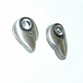 Einzelstücke, Nordform-Design, Bergkristall-Ohrstecker "geschwungener Nordform-Tropfen" aus 925 Silber, seidenmatt, in den Tiefen geschwärzt, mit je einem funkend facettierten Bergkristall. Anlaufgeschützt. Die gesamte skandinavische / finnische Nordform-Kollektion ist so designt, daß fast alle Schmuckstücke miteinander kombinierbar sind. Besonders gut zu diesem Schmuckstück passen Nord 0002, 0039, 0017. -	skandinavisches Design zuhause bei www.danilogold-shop.de