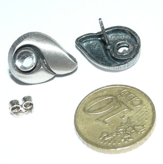 Einzelstücke, Nordform-Design, Bergkristall-Ohrstecker "geschwungener Nordform-Tropfen" aus 925 Silber, seidenmatt, in den Tiefen geschwärzt, mit je einem funkend facettierten Bergkristall. Anlaufgeschützt. Die gesamte skandinavische / finnische Nordform-Kollektion ist so designt, daß fast alle Schmuckstücke miteinander kombinierbar sind. Besonders gut zu diesem Schmuckstück passen Nord 0002, 0039, 0017. -	skandinavisches Design zuhause bei www.danilogold-shop.de